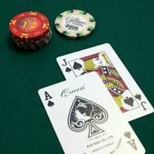 Studio live Lightning Dice megajudi 303 dengan dealer profesional dan tiga dadu berwarna di meja permainan
